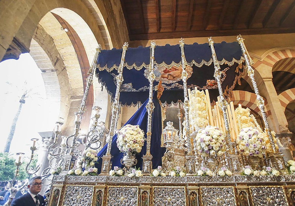 María Santísima de la Amargura, en su palio, en el interior de la Mezquita-Catedral en 2019