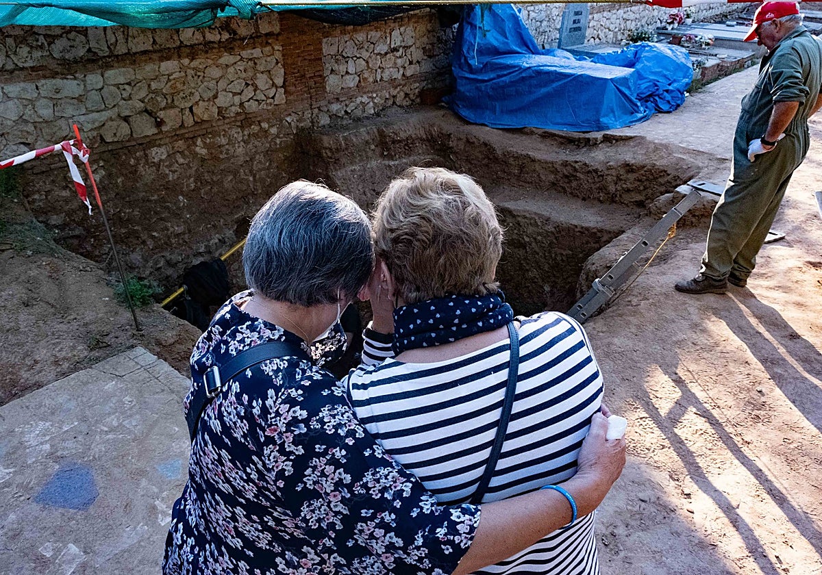 Dos familiares de dos de los represaliados por franquistas en el cementerio de Guadalajara