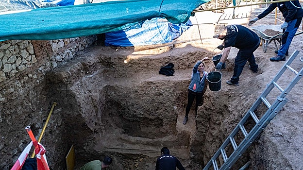 Trabajos de exhumación en el cementerio de Guadalajara