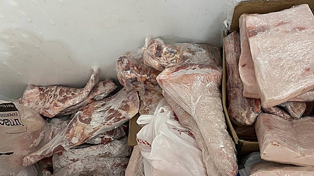 Parte de la carne arrumbada en el suelo del local