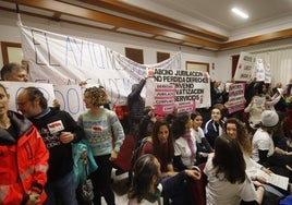 Bellido ordena el desalojo del Pleno tras más de 40 minutos de protestas e interrupciones en el público