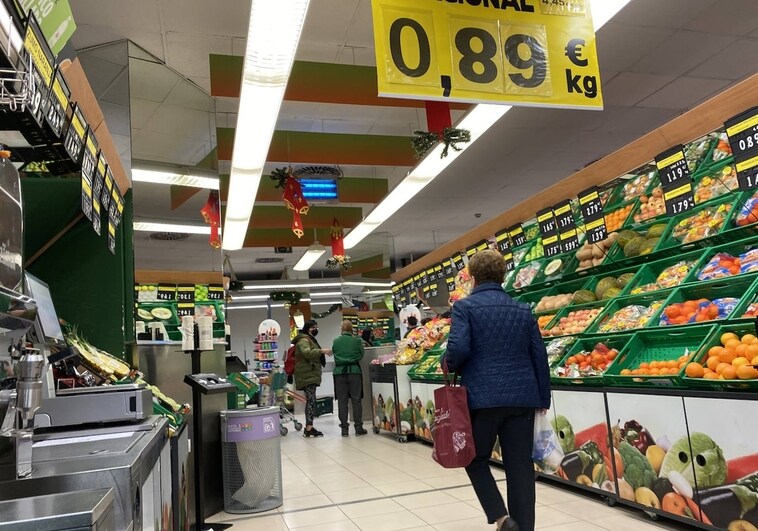 Los supermercados valencianos y la Generalitat pactan un bono para abaratar la compra a las rentas bajas