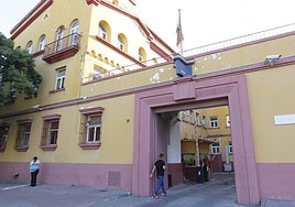 Dos detenidos en Córdoba por robar a punta de navaja en plena calle y huir de una pescadería sin pagar