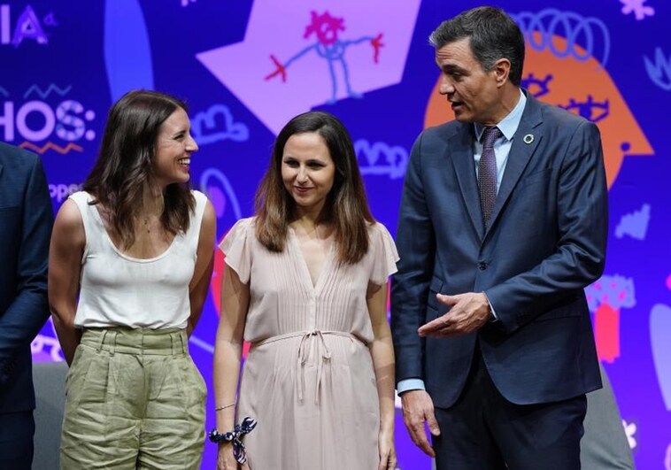 Pedro Sánchez junto a Irene Montero e Ione Belarra en un acto sobre probreza infantil el pasado año.