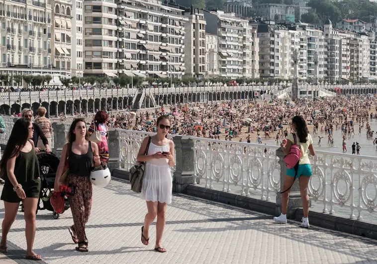 San Sebastián pone coto al turismo: no habrá más licencias para hoteles hasta nuevo aviso