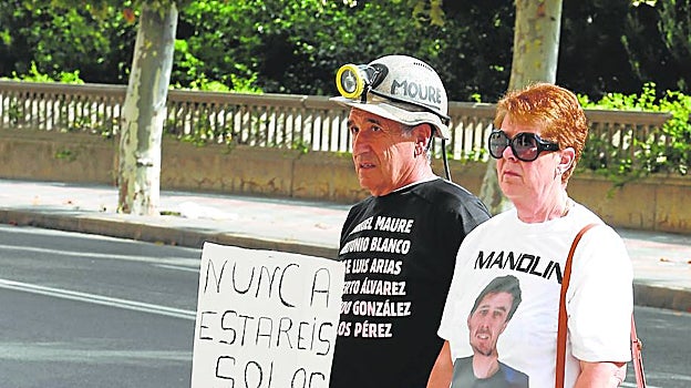 Manuel y Toñita, los padres de Manuel Moure, uno de los seis mineros fallecidos en el pozo Emilio del Valle
