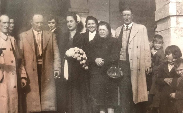 La abuela de Ana de Armas, Maruja Álvarez Merino, durante su boda por poderes en la iglesia de Guardo, recogida en el libro 'Guardo, sus hombres y sus nombres'