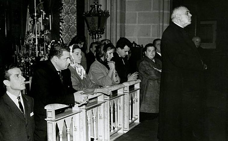 Imagen principal - Arriba, la duquesa de Alba rezando ante la Virgen de la Paloma por los damnificados en Sevilla. Abajo, izquierda, Pirulo entregando los globos a Bobby Deglané. Derecha, cartel con la recaudación en uno de los días de la operación.
