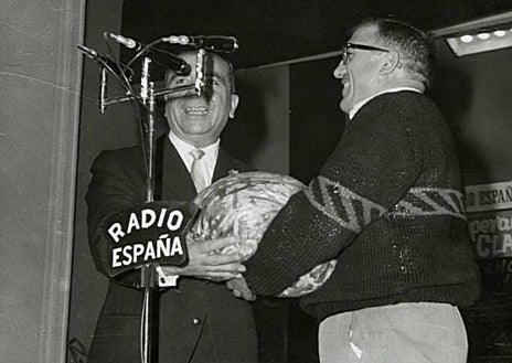 Imagen secundaria 1 - Arriba, la duquesa de Alba rezando ante la Virgen de la Paloma por los damnificados en Sevilla. Abajo, izquierda, Pirulo entregando los globos a Bobby Deglané. Derecha, cartel con la recaudación en uno de los días de la operación.