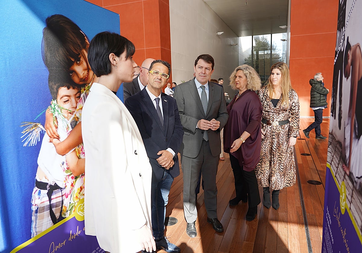 El presidente de la Junta, Alfonso Fernández Mañueco, visita la exposición sobre enfermedades raras tras presentar el nuevo plan integral para estas dolencias