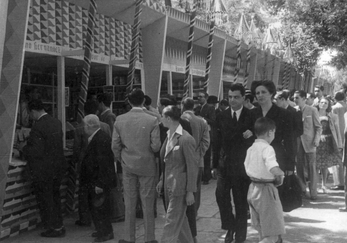 La Feria del Libro de Madrid, en una imagen del año 1947