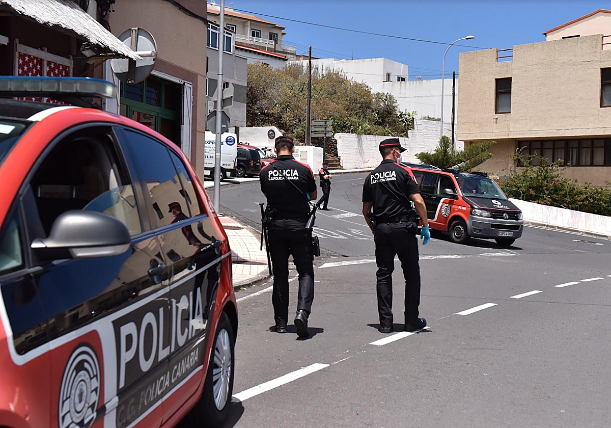 Agentes d la Policía Canaria en foto recurso