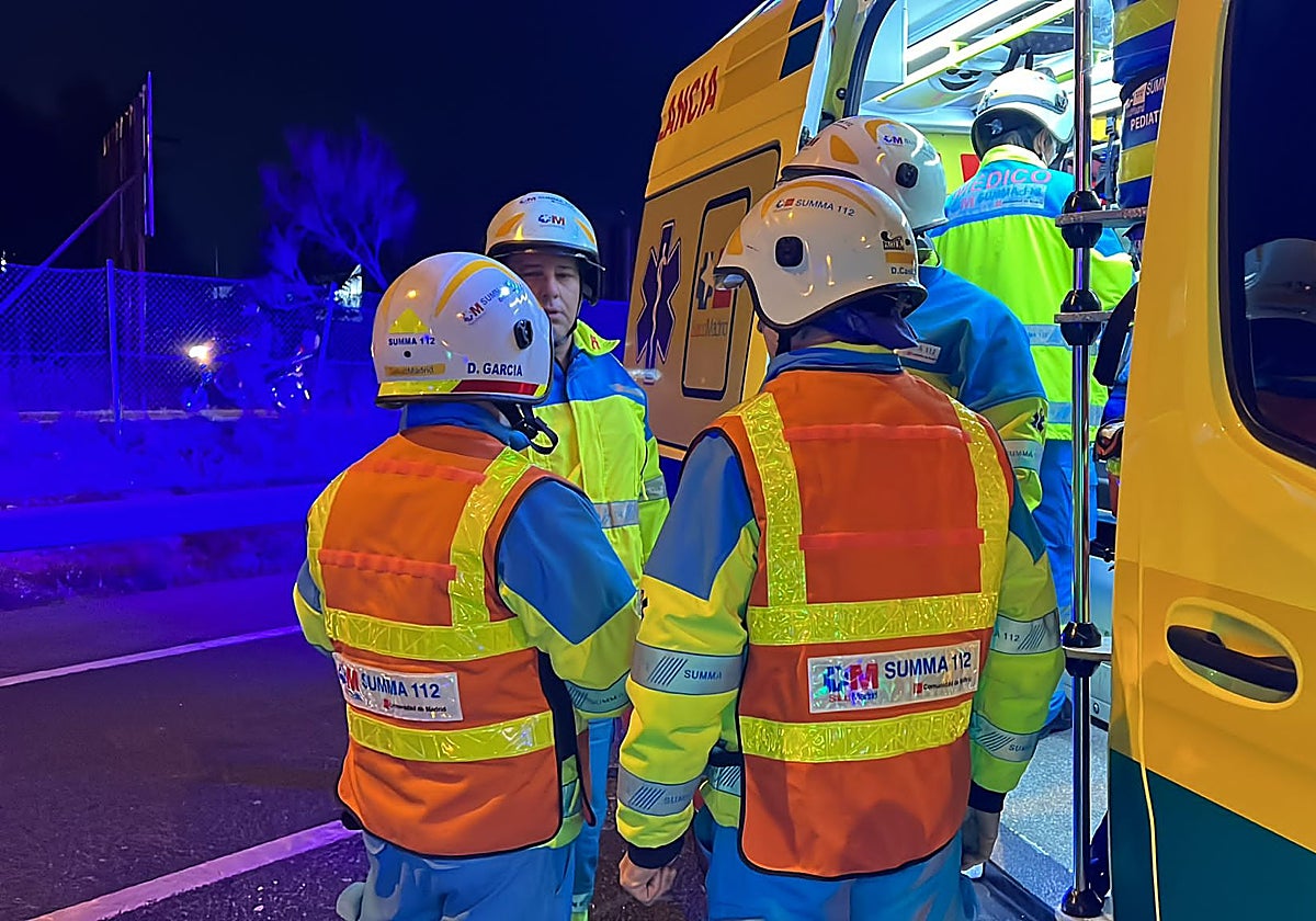 Los facultativos atienden a los heridos en el lugar del accidente, en el kilómetro 25 de la A-4, en la salida hacia Valdemoro (Madrid)