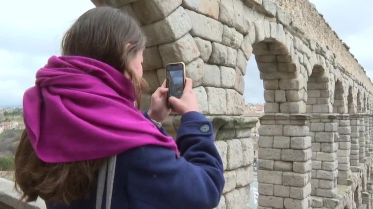 Apoyarse en el Acueducto de Segovia está prohibido