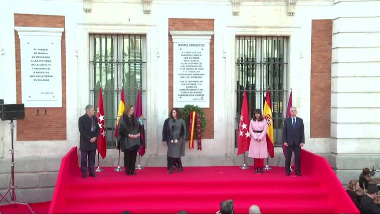 Ayuso y Almeida recuerdan a las víctimas del 11M con una corona de laurel