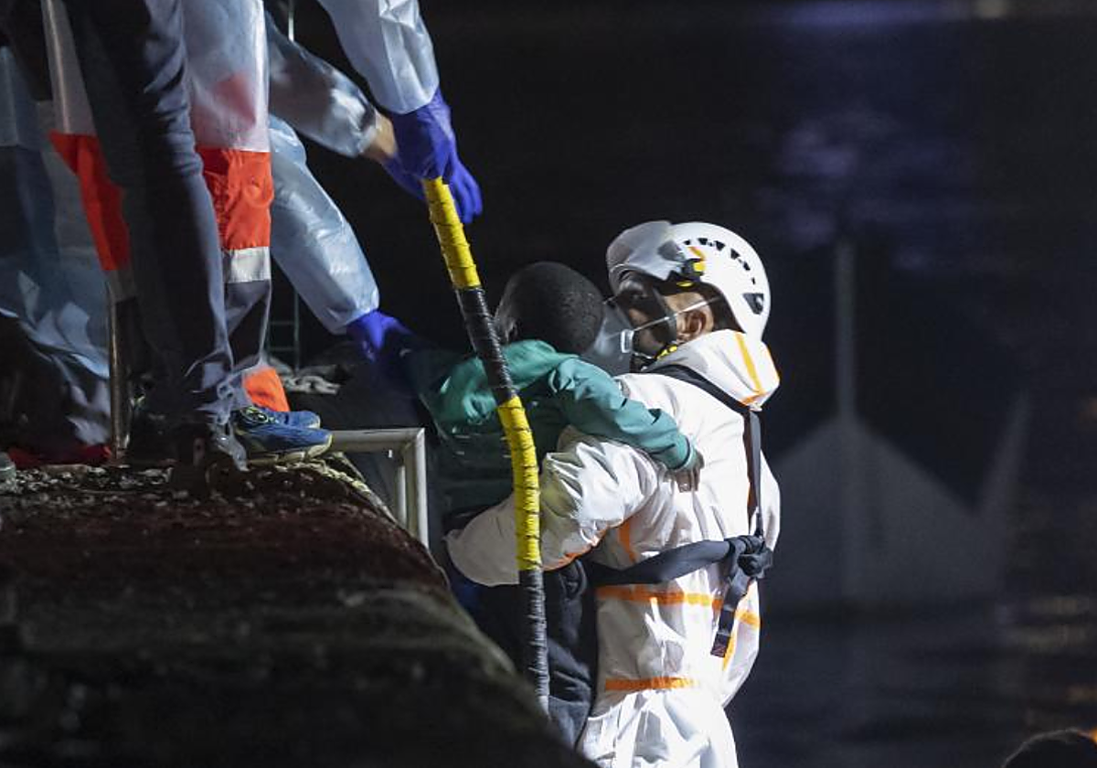 Un niño desembarca de la patera rescatada en Gran Canaria