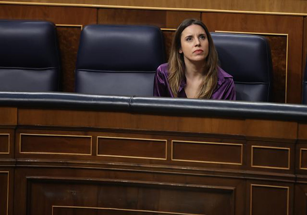 La ministra de Igualdad, Irene Montero, no va a dimitir y cuenta con la seguridad de que el presidente Pedro Sánchez tampoco la expulsará porque no puede reformar el ala morado del Gobierno
