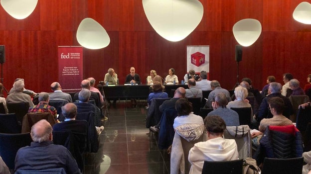 De izquierda a derecha: Rafael Lamuedra, Alberto López Basaguren, Mercè Vilarrubia (moderadora), Lurdes Auzmendi y Juan Claudio de Ramón, ponentes de la segunda mesa de la jornada lingüística, hoy