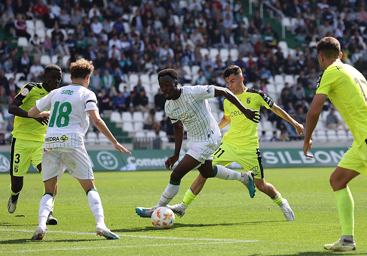 Diarra conduce el balón durante el encuentro