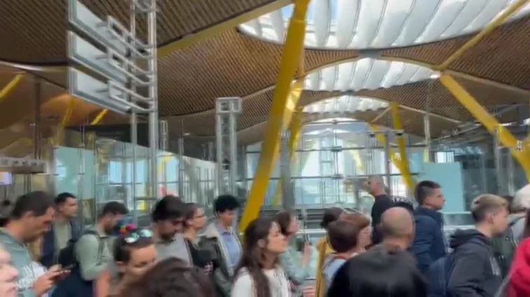 Largas colas en el control de pasaportes de Barajas por falta de agentes de la Policía Nacional