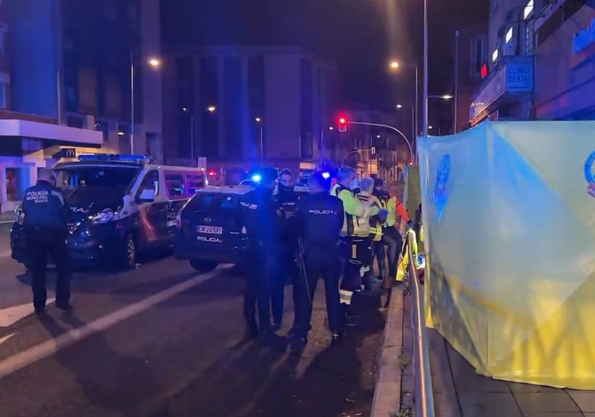 Policía Nacional y Samur-Protección Civil en el lugar del apuñalamiento, en Bravo Murillo