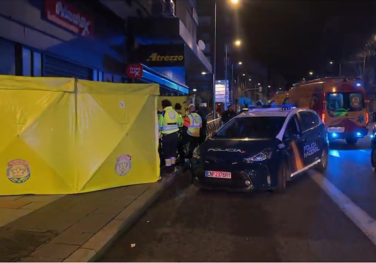 Servicios de Emergencias desplazados hasta el lugar del suceso, en la madrileña calle de Bravo Murillo