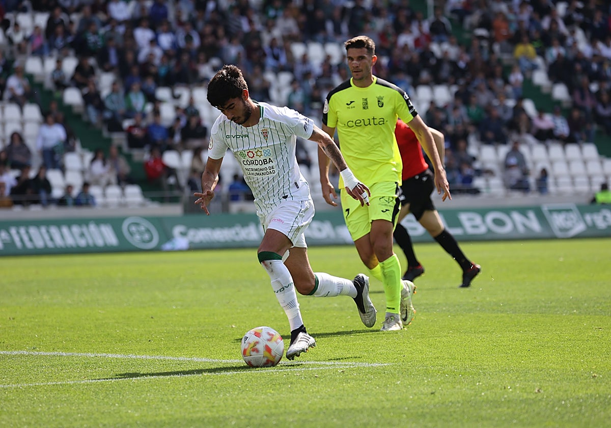 Calderón conduce el balón durante el encuentro en El Arcángel