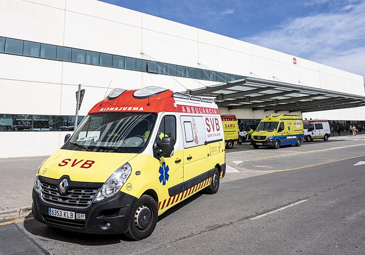 Imagen de archivo de una ambulancia en el Hospital La Fe de Valencia