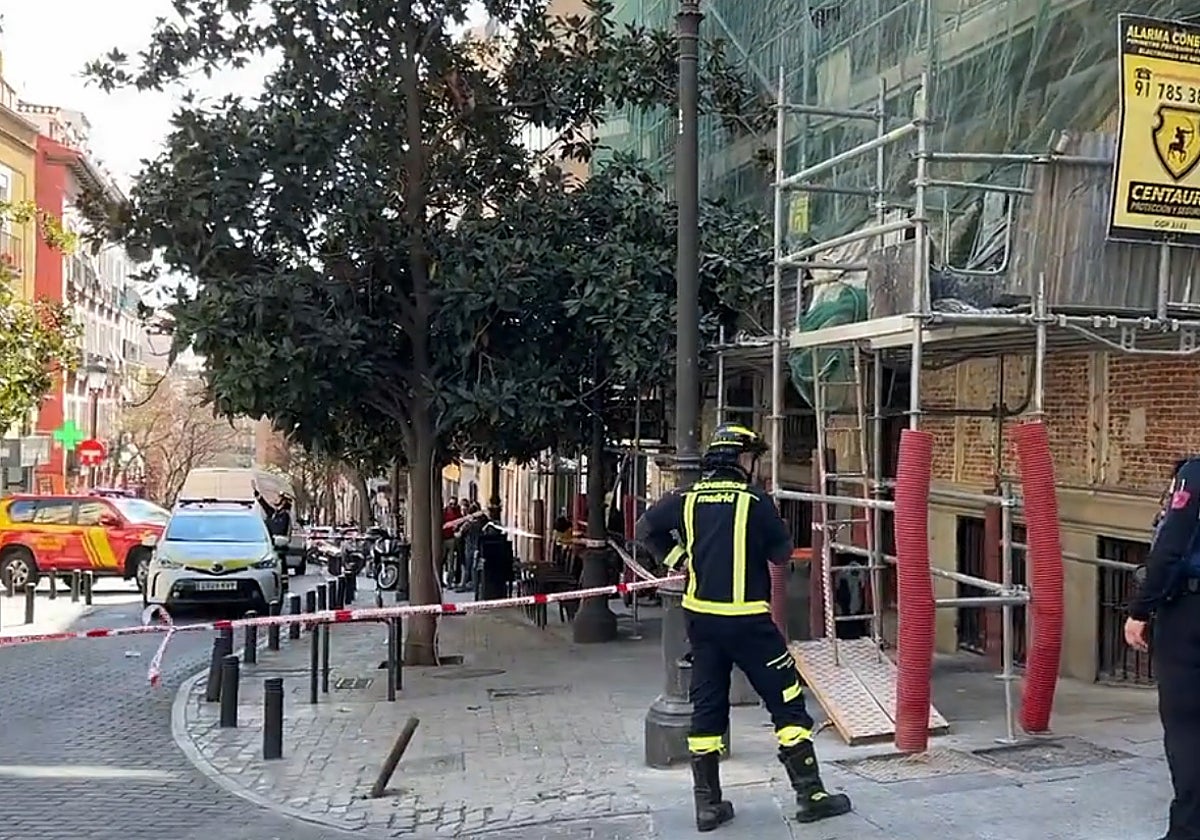Los bomberos del Ayuntamiento de Madrid acuden al desalojo del edificio de la calle del Ave María, en el barrio de Lavapiés (Madrid)