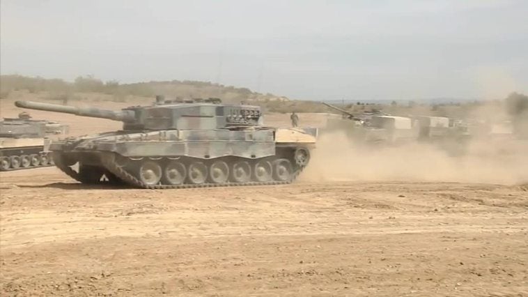 España finaliza la formación de diez tripulaciones ucranianas de carros de combate Leopard