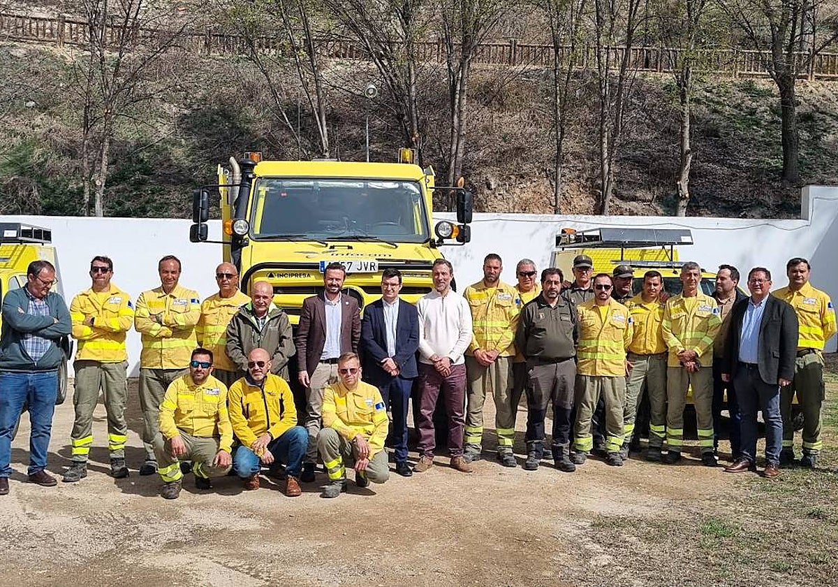 El consejero de Desarrollo Sostenible y el alcalde de La Guardia con personal de la base contra incendios