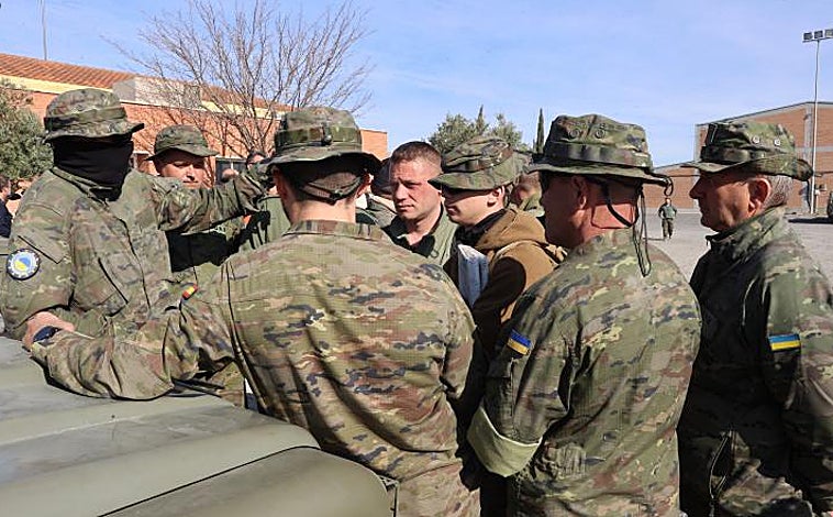 Imagen principal - 1. Antes de salir, los mandos españoles explican a los ucranianos la estrategia a seguir | 2. Dos carros Leopard 2A4 | 3. El saludo de un militar ucraniano de maniobras en San Gregorio (Zaragoza)