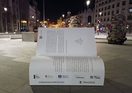 Uno de los bancos-libros repartidos por Madrid, en la calle de Alcalá