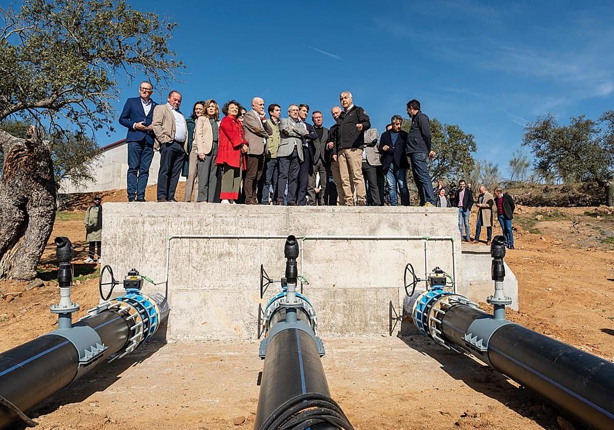 Visita de representantes gubernamentales y de la Junta a la conexión de La Colada y Sierra Boyera