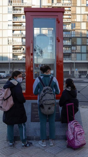 Homenaje a la cabina telefónica instalado en Madrid, obra del escultor vallisoletano Juan Villa
