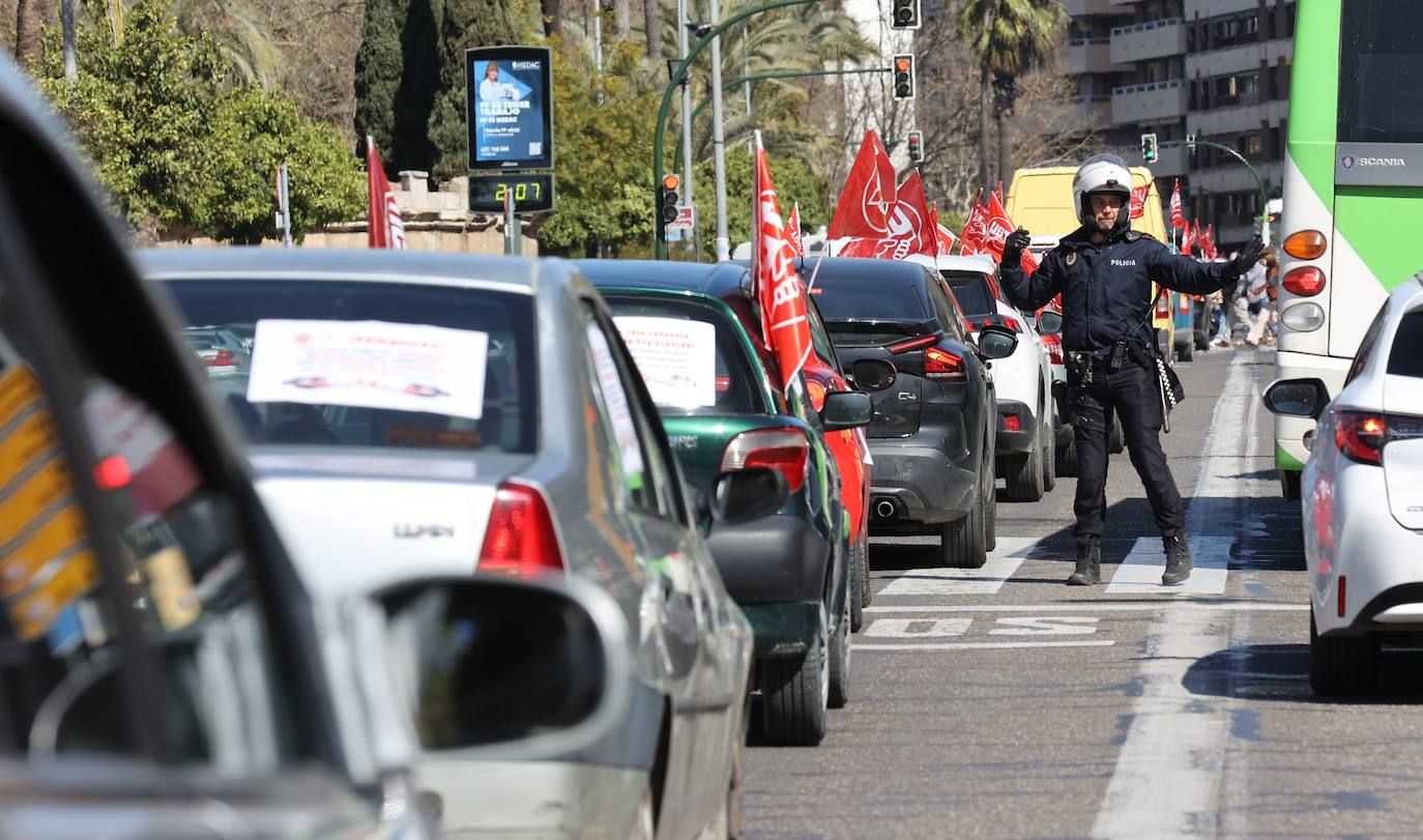 La caravana de protesta por la mejora del servicio de ambulancias en Córdoba, en imágenes