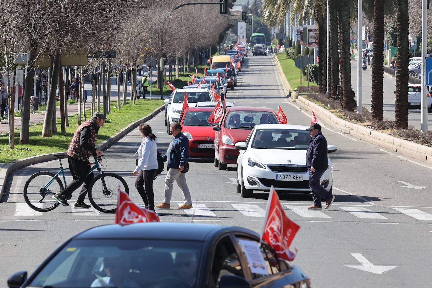 La caravana de protesta por la mejora del servicio de ambulancias en Córdoba, en imágenes