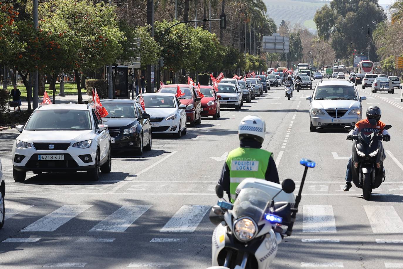 La caravana de protesta por la mejora del servicio de ambulancias en Córdoba, en imágenes