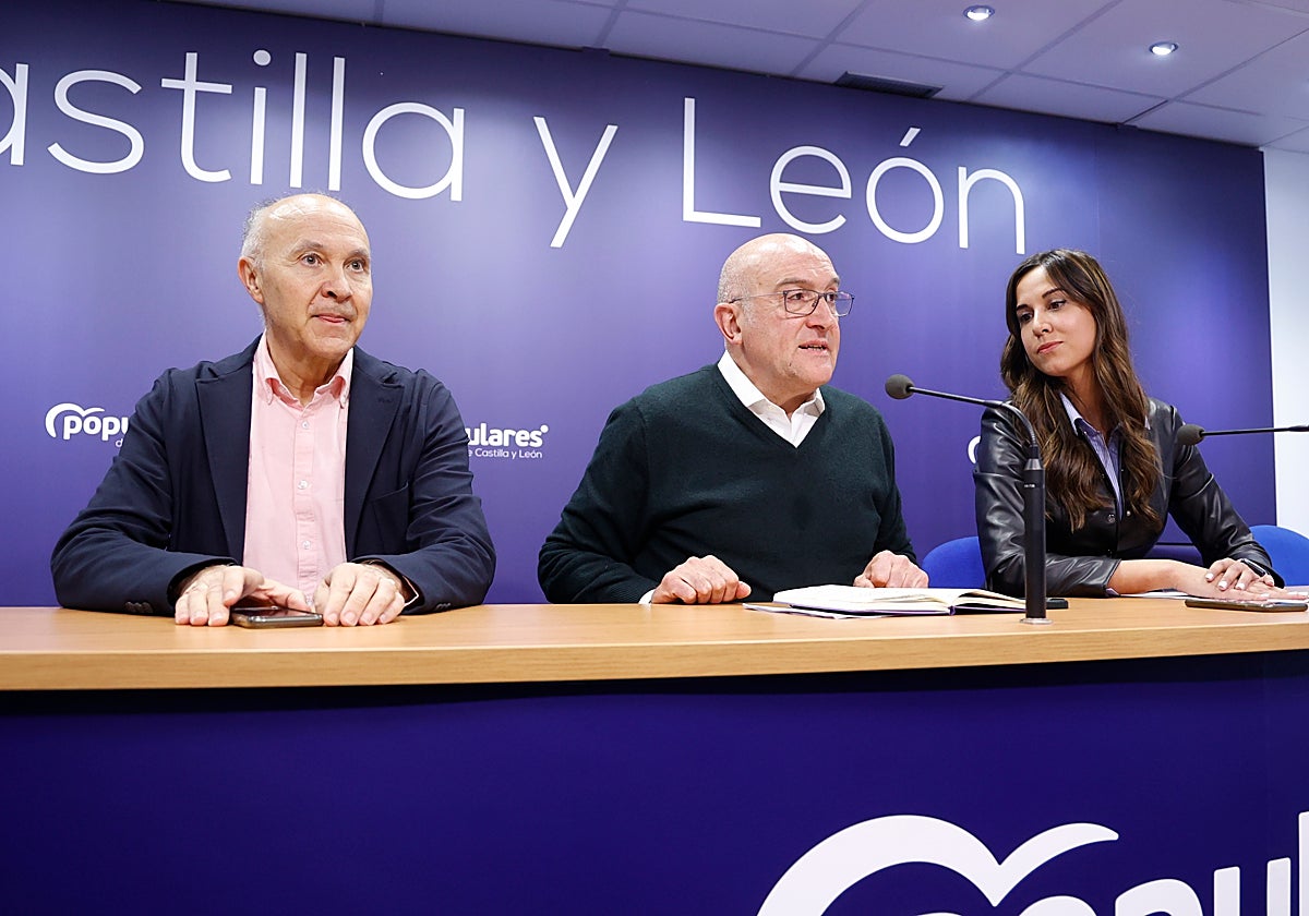 El candidato del PP a la Alcaldía de Valladolid, Jesús Julio Carnero, flaqueado por Ramiro Ruíz Medrano y Blanca Jiménez, de su equipo de campaña