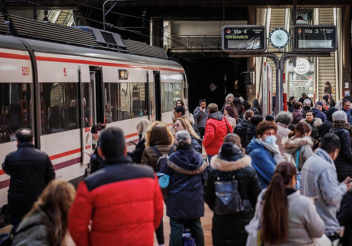 Andén de la estación de Cercanías de Atocha, con un tren sin servicio