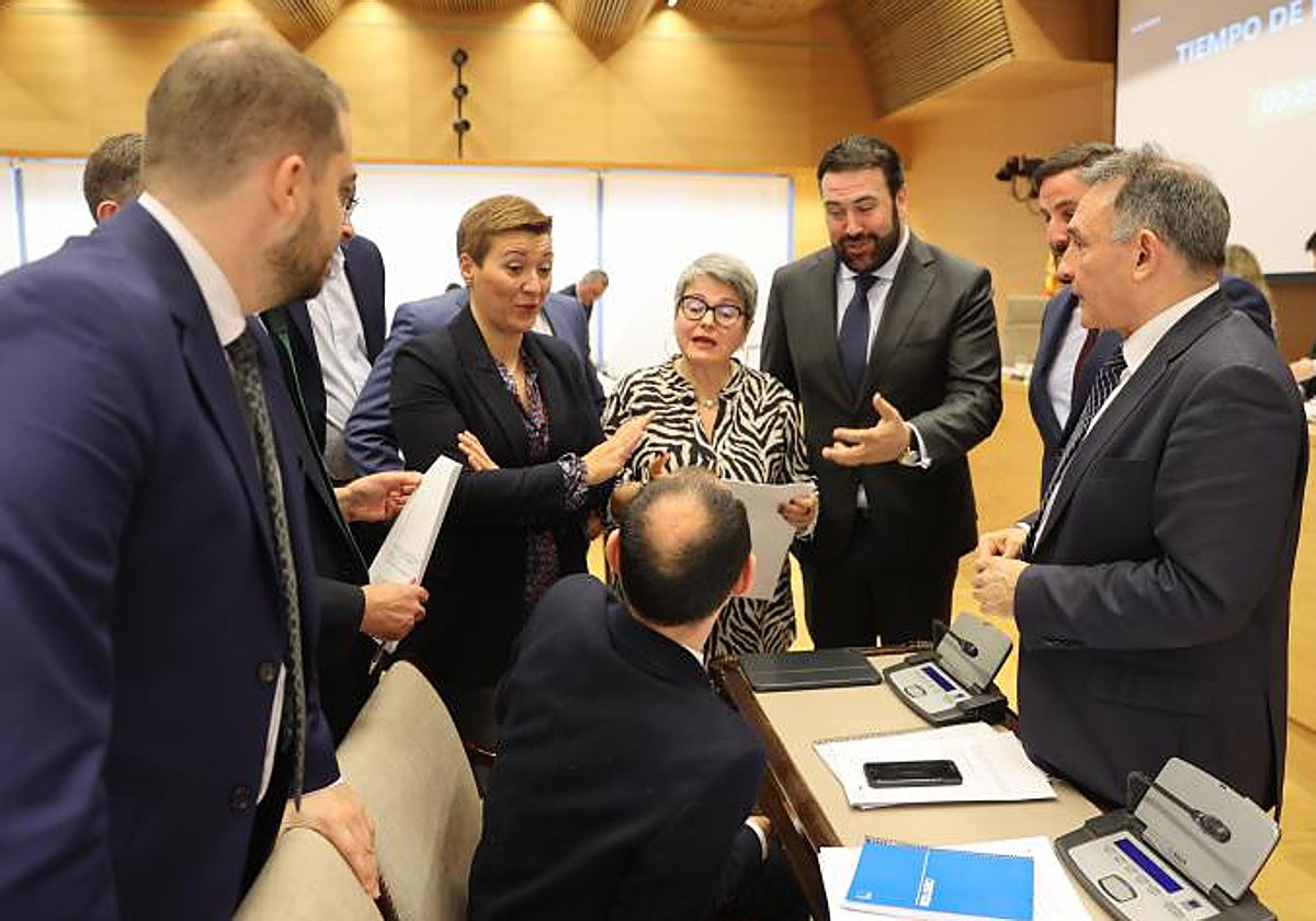 Discusión en el receso de la comisión de Interior entre diputados del PSOE, Podemos, ERC y Bildu