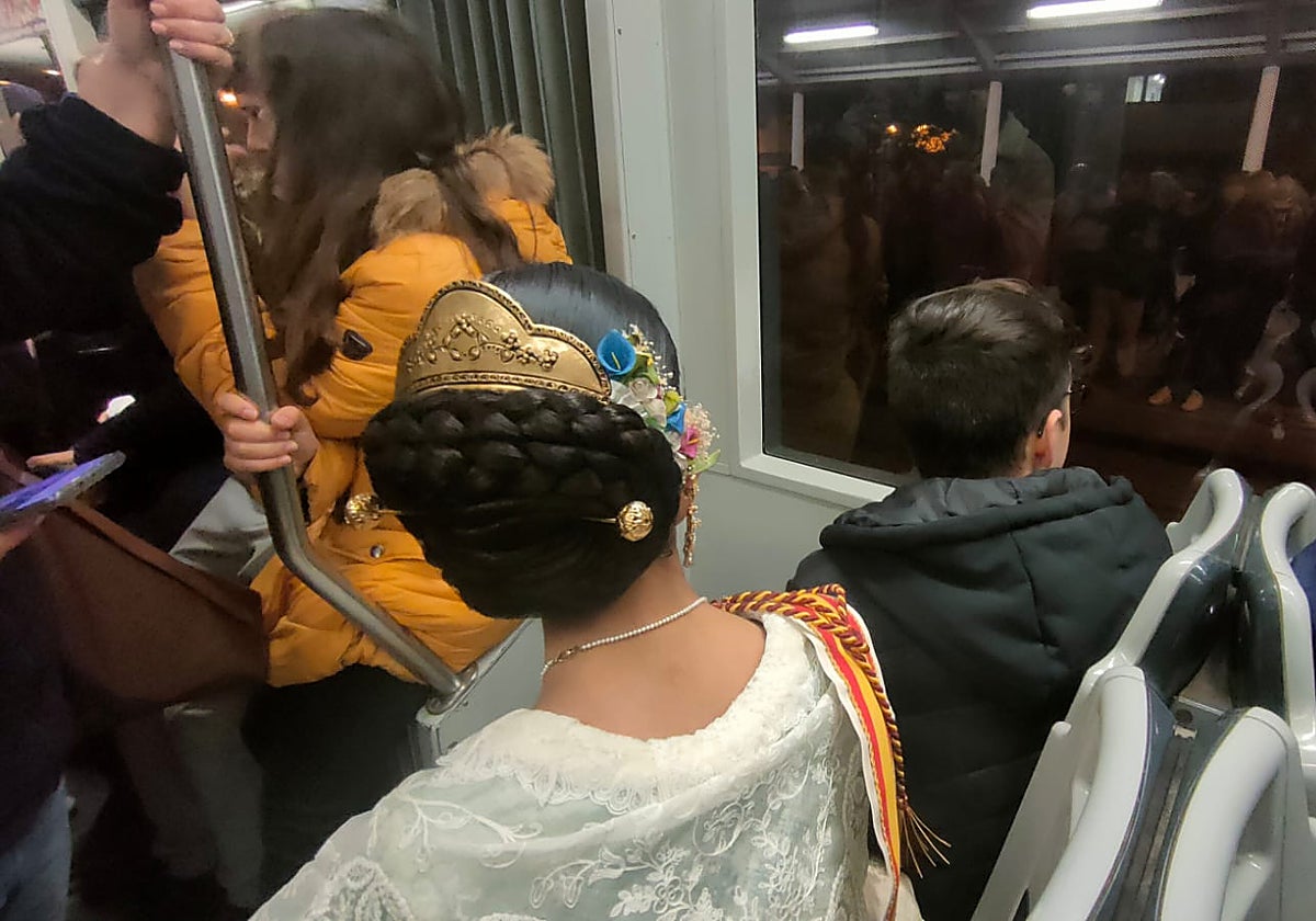 Una fallera en un tranvía de Metrovalencia