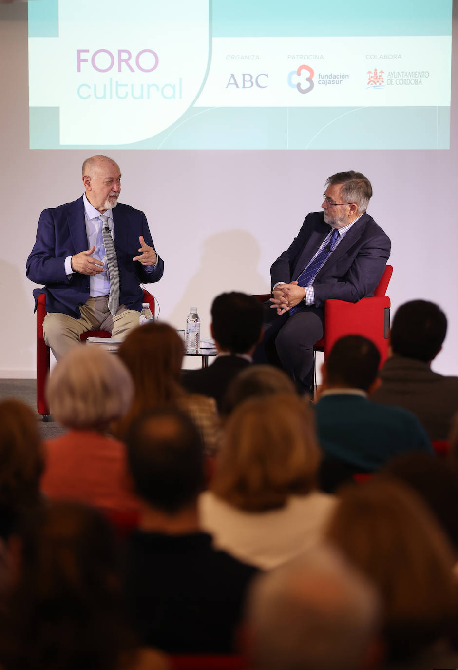 El Foro Cultural de ABC Córdoba con Juan Eslava Galán, en imágenes