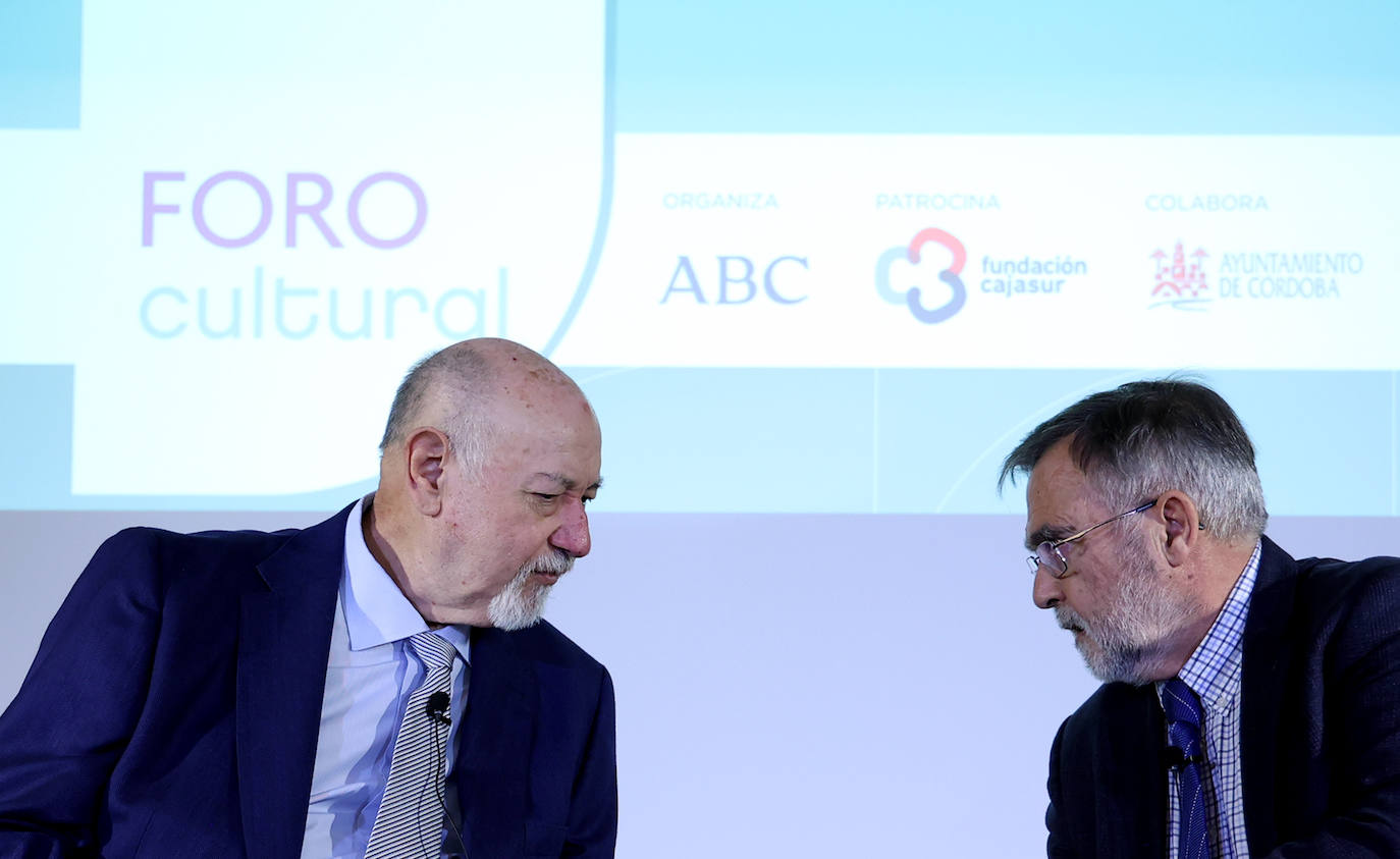 El Foro Cultural de ABC Córdoba con Juan Eslava Galán, en imágenes