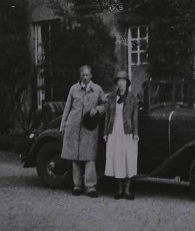 Imagen secundaria 2 - Varias de las imágenes inéditas donadas por William Piper. En la de arriba, los padres de Brenan en la visita que le hacen a Yegen, en la Alpujarra granadina. Abajo, momentos familiares