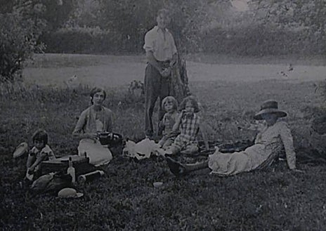 Imagen secundaria 1 - Varias de las imágenes inéditas donadas por William Piper. En la de arriba, los padres de Brenan en la visita que le hacen a Yegen, en la Alpujarra granadina. Abajo, momentos familiares