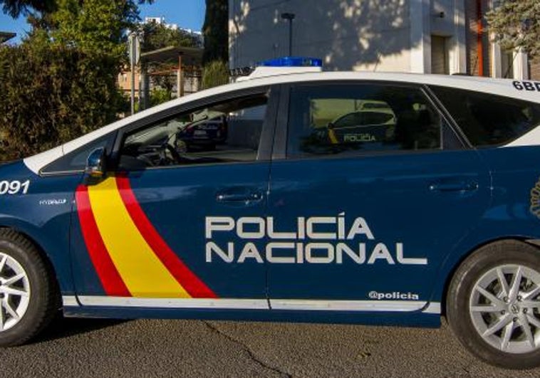 Detenidos cinco hombres por robar en un coche policial camuflado en Villa de Vallecas