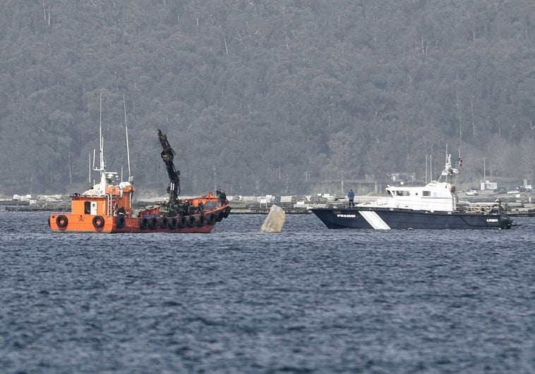 Insuflan aire al narcosubmarino descubierto en la costa gallega para remolcarlo