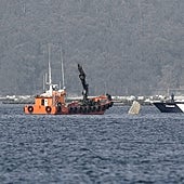 Insuflan aire al narcosubmarino descubierto en la costa gallega para remolcarlo