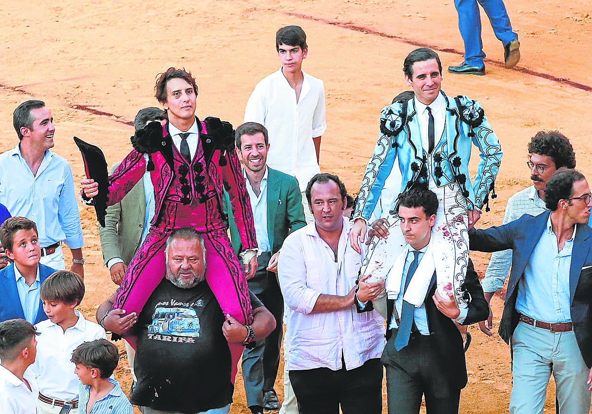 Roca Rey y Juan Ortega, a hombros en la pasada 'goyesca' de Ronda